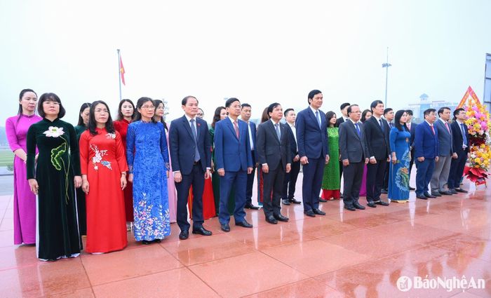 Thường trực HĐND tỉnh dâng hoa trước Tượng đài Bác Hồ tại Quảng trường Hồ Chí Minh. Ảnh: Thành Cường