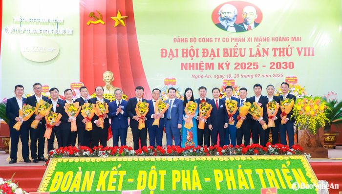 Các đồng chí lãnh đạo VICEM tặng hoa chúc mừng Ban Chấp hành Đảng bộ VICEM Hoàng Mai ra mắt nhận nhiệm vụ trước Đại hội. Ảnh: Thành Duy