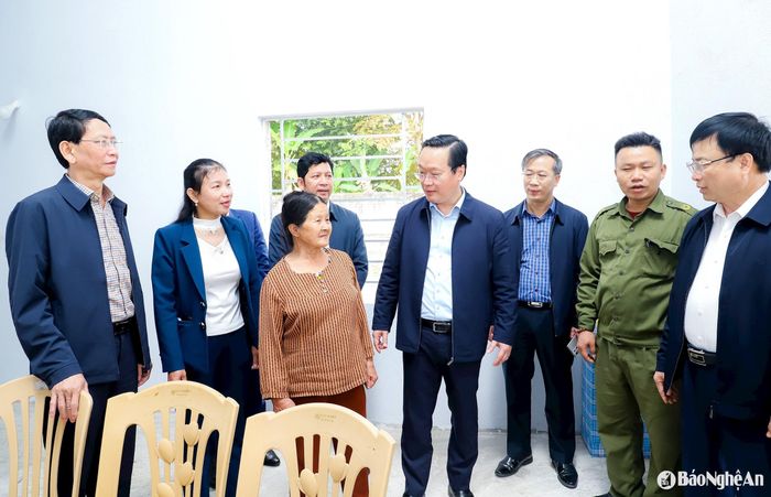 Bí thư Tỉnh ủy thăm hỏi đời sống, chia sẻ niềm vui với gia đình bà Bùi Thị Liên, trú xóm Hợp Long, xã Đồng Hợp khi có căn nhà mới. Hoàn cảnh gia đình bà Liên thuộc hộ nghèo, đơn thân, thường xuyên ốm đau. Ảnh: Phạm Bằng