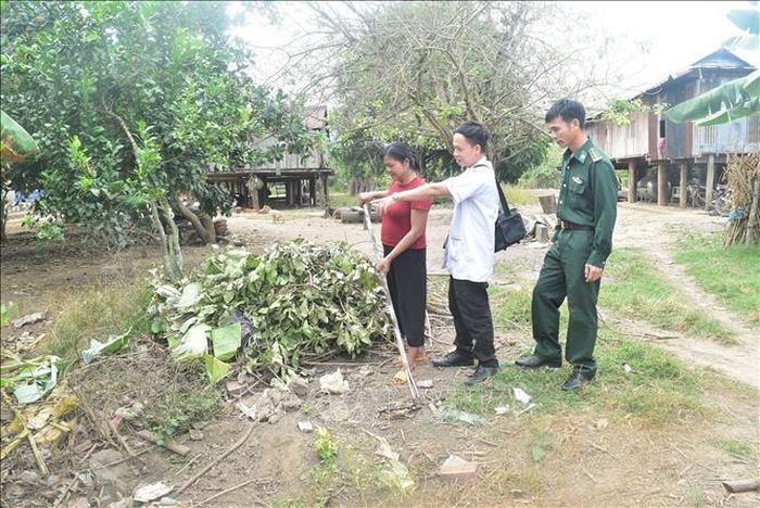 Y sỹ Y Bun Toản Niê thường xuyên xuống tận địa bàn hướng dẫn người dân vệ sinh nhà cửa, môi trường sạch sẽ ngăn ngừa dịch bệnh.