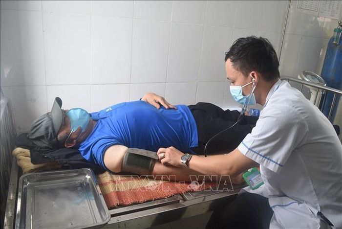 Y sỹ Y Bun Toản Niê, cán bộ Trạm Y tế xã Krông Na (huyện Buôn Đôn, tỉnh Đắk Lắk) thăm, khám cho bệnh nhân.