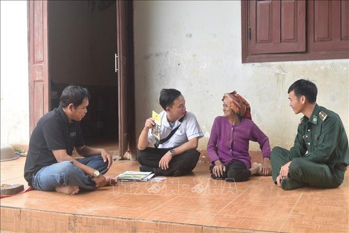 Với lợi thế thông thạo ba ngôn ngữ Lào, Việt và M’nông, anh Y Bun Toản Niê trở thành cầu nối y tế giữa chính quyền và người dân.