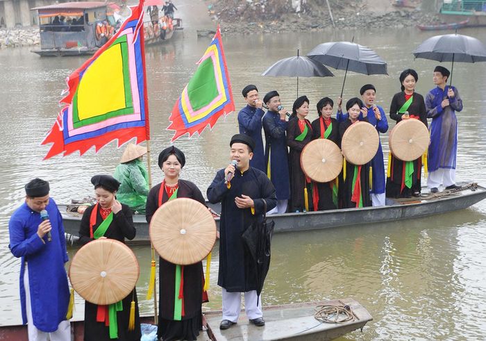  Hát quan họ trên sông. 