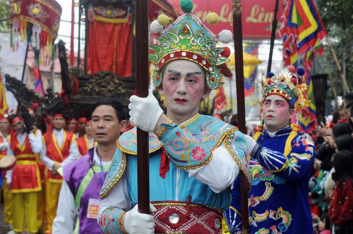  Hình tượng diễn viên tuồng cổ trong lễ rước. 