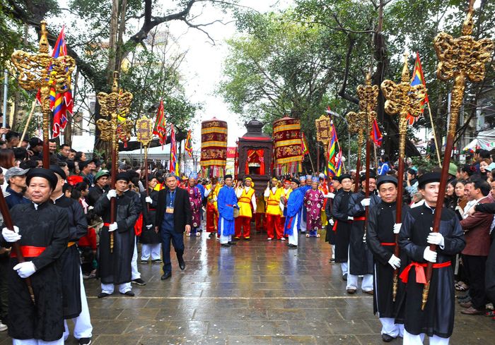  Rước kiệu Thánh vào đình làng. 