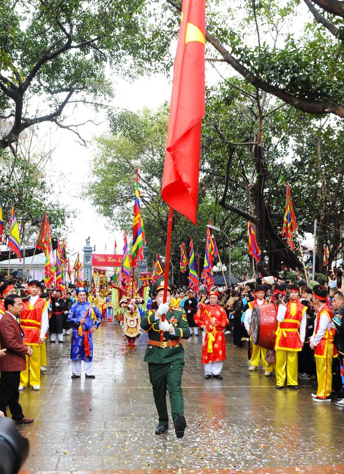  Rước cờ Tổ quốc. 