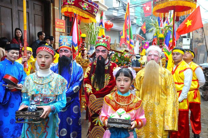  Ba vị Tam đa (Phúc- Lộc- Thọ) là hình ảnh đặc trưng của lễ hội Thổ Hà. 