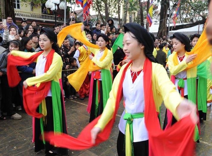  Thôn nữ trong điệu múa sênh tiền. 