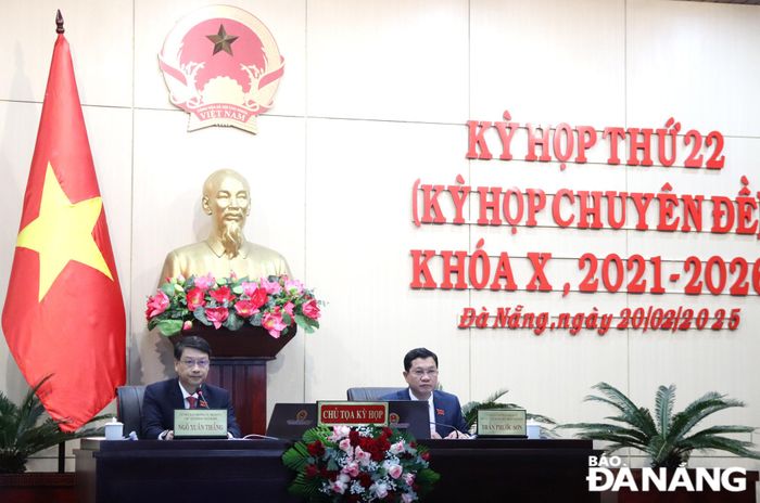 Chủ tịch HĐND thành phố Ngô Xuân Thắng; Phó Chủ tịch Thường trực HĐND thành phố Trần Phước Sơn chủ trì kỳ họp. Ảnh: TRỌNG HUY