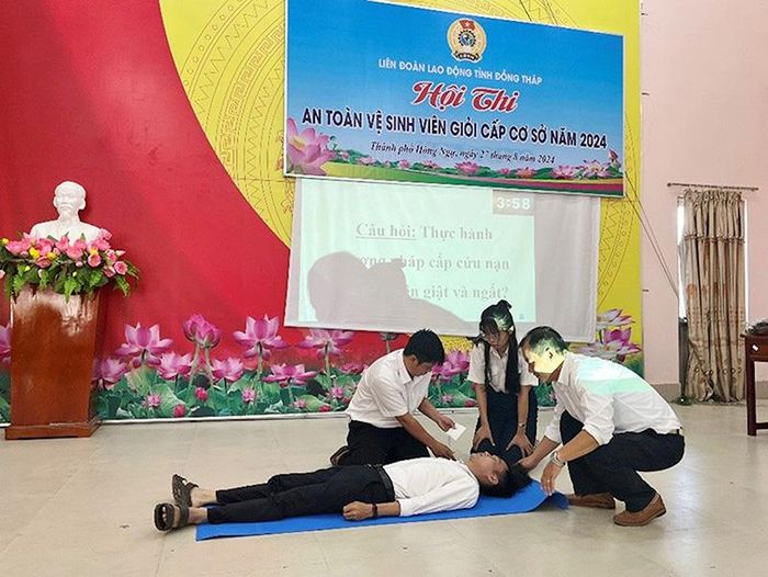 Phần thi thực hành sơ cấp cứu tại Hội thi An toàn vệ sinh viên giỏi cấp cơ sở năm 2024 do Liên đoàn Lao động tỉnh tổ chức tại TP Hồng Ngự