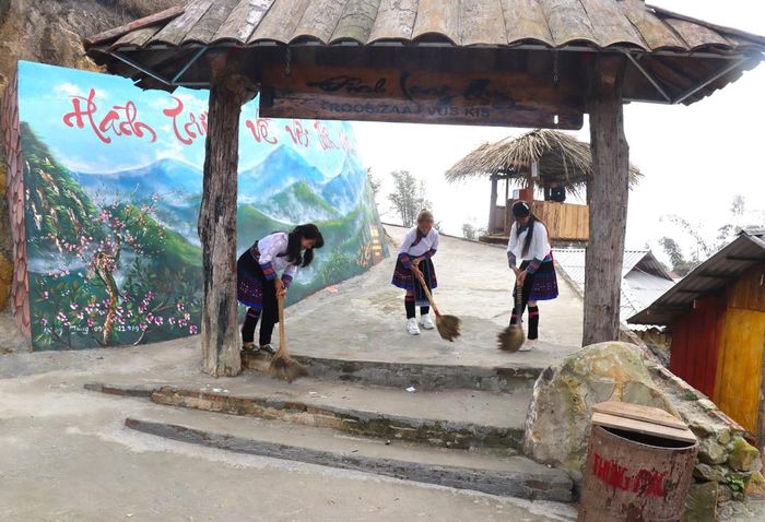 Người dân trong bản thường xuyên giữ gìn vệ sinh môi trường để thu hút khách du lịch.