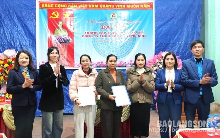 Đại diện Công ty TNHH Baifar Lạng Sơn nhận quyết định thành lập CĐCS