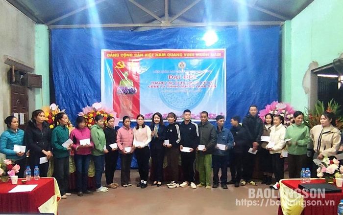 Lãnh đạo LĐLĐ tỉnh tặng quà cho đoàn viên, lao động công ty