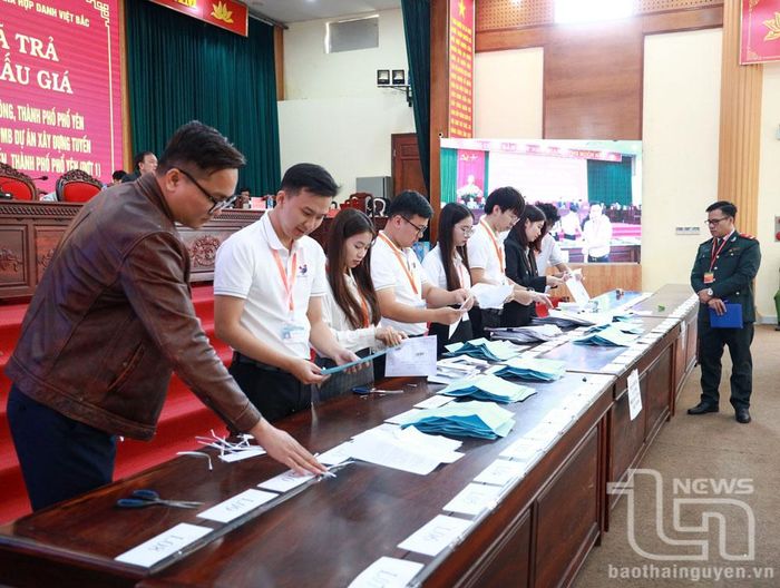 Một phiên đấu giá đất được TP. Phổ Yên tổ chức cuối tháng 11-2024.