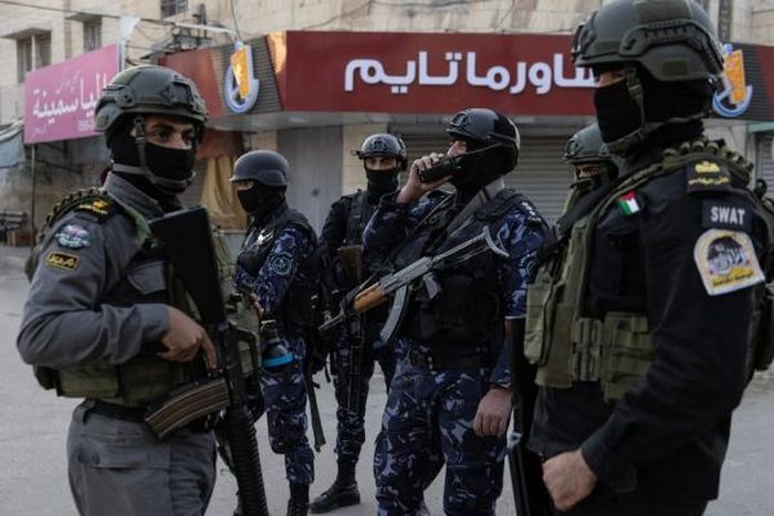 Một số sĩ quan thuộc lượng an ninh của Chính quyền Palestine làm nhiệm vụ trại tị nạn Jenin ở Bờ Tây. Ảnh Washington Post.