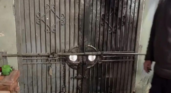 Thanh cài cửa làm đối tượng không thể ném bình xăng vào sâu trong nhà, tránh được thảm hỏa cho cả gia đình.