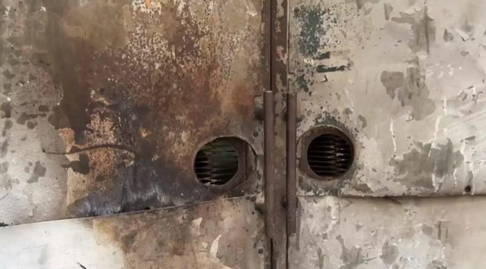 Khe cửa nơi đối tượng ném bình xăng vào nhà bà Tuất để phóng hỏa.