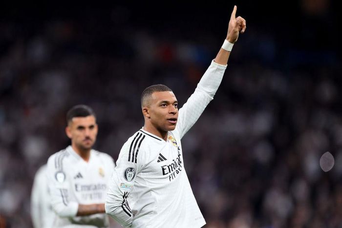 Mbappe được hi vọng sẽ lướt nhanh qua cái bóng của Ronaldo