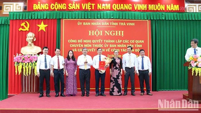 Lãnh đạo Sở Tài chính tỉnh Trà Vinh nhận quyết định thành lập cơ quan.