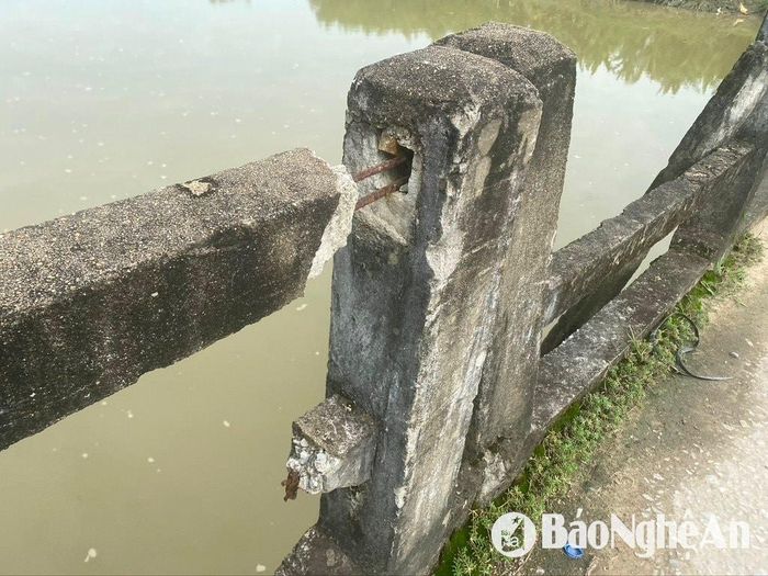 Nhiều vị trí lan can cầu bị đứt gãy trơ lõi thép. Ảnh: Văn Trường