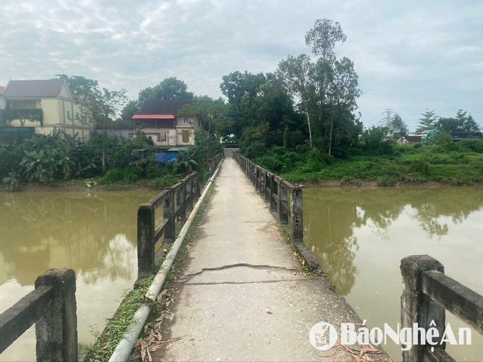 Mặc dù đã có biển báo cảnh báo cầu yếu nhưng hàng ngày các phương tiện qua lại lớn. Ảnh: Văn Trường.
