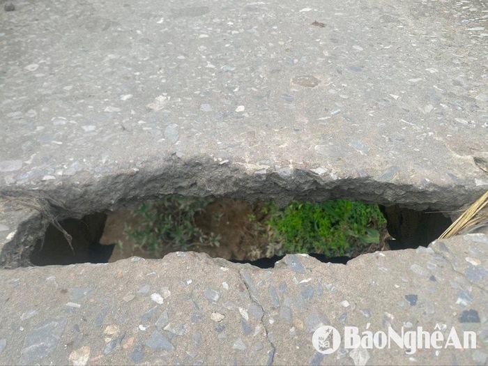 Mặt cầu Ba Ba bị đứt ngang rất nguy hiểm khi lưu thông qua đây. Ảnh: Văn Trường