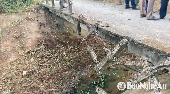 Cầu Nghi Trung, xã Nghi Trung, huyện Nghi Lộc xuống cấp nghiêm trọng. Ảnh: Văn Trường
