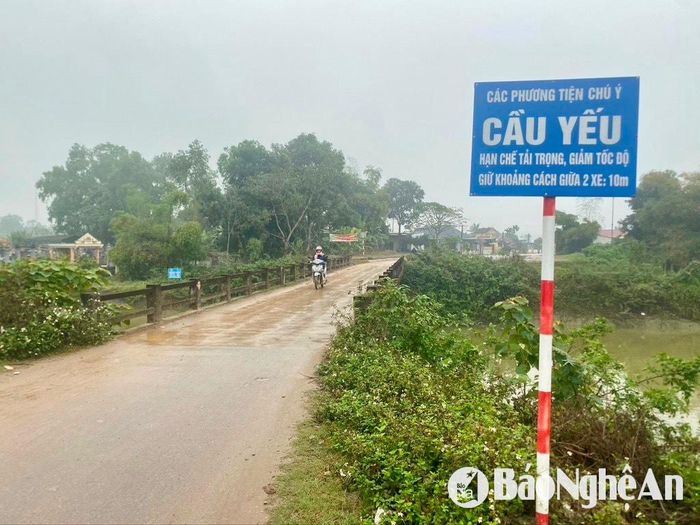 Cầu thị trấn Hoa Thành, huyện Yên Thành bắc qua sông Dinh hiện đang xuống cấp.