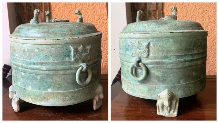 Thạp đồng ba chân đặc trưng Đông Sơn thời Giao Chỉ mới phát hiện ở Thanh Hóa. Thạp thuộc dạng hình ống, thân thẳng đứng. Nắp đậy bằng đồng, có quai hoa văn hình hoa bích bốn cánh và ba con cừu nằm quỳ, đầu quay theo chiều ngược kim đồng hồ. Thân hình ống, có đai chia làm hai phần gắn hai quai móc vòng gắn hình “thao thiết, hổ phù”. Ba chân là linh thú trong tư thế quỳ vác. Minh văn khắc ở vành chân đế sau khi đúc, gồm 15 chữ, nguyên gốc và rõ nét