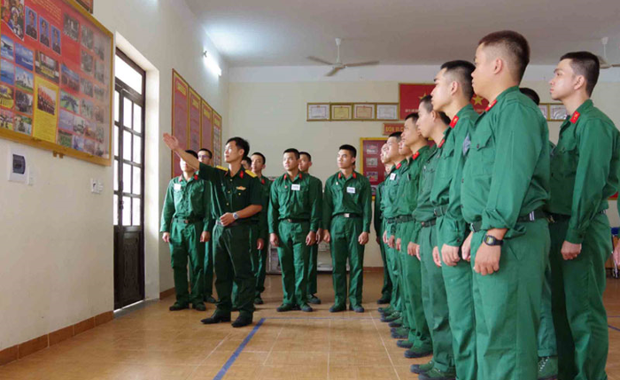 Chiến sĩ mới tham quan, học truyền thống tại phòng Hồ Chí Minh của Tiểu đoàn 2, Trung đoàn 4, Sư đoàn 5. 