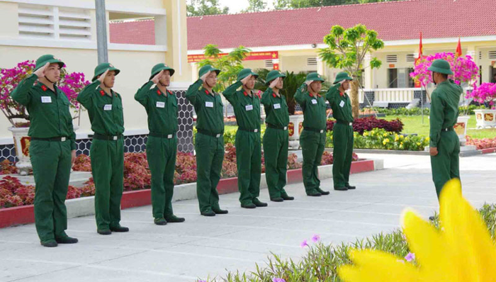  Huấn luyện các chiến sĩ mới động tác chào theo điều lệnh.