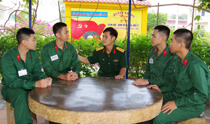  Cán bộ, chiến sĩ trò chuyện trong giờ nghỉ.
