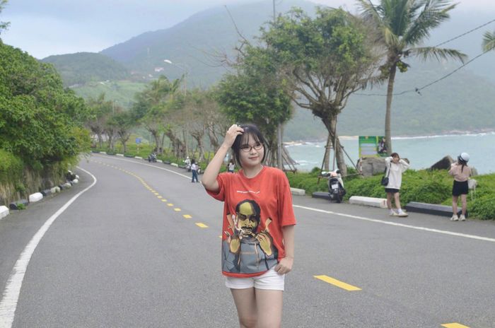 "Tranh thủ buổi chiều rảnh rỗi, mình cùng bạn bè lên đây quay video đăng TikTok, "sống ảo" một chút. Tụi mình vừa quay vừa quan sát xe cộ”, bạn Nguyễn Thị Hồng Anh (20 tuổi) chia sẻ. Ảnh: Minh Hiền