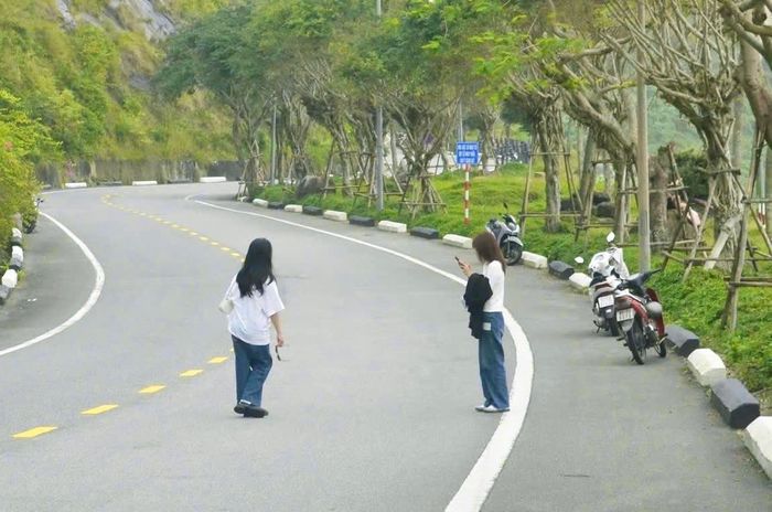 Theo xu hướng này, các bạn nữ sẽ đi bộ xuống dốc, sau đó quay ngược trở lại với nụ cười tươi tắn và duyên dáng, để lại phía sau khung cảnh phố xá nhộn nhịp với xe cộ qua lại. Ảnh: Minh Hiền