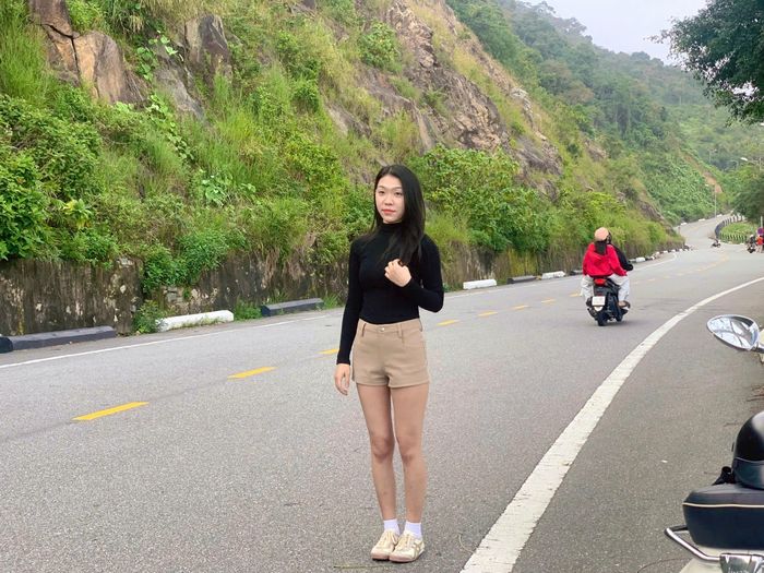 “Đoạn đường ở đây đẹp không thua gì bối cảnh gốc, tôi có thể quay được video ưng ý vô cùng mà không cần đi đâu xa”, chị Võ Thị Thanh Lan (27 tuổi) nói. Ảnh: Minh Hiền