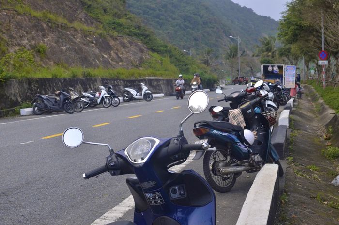  Suốt một tuần qua, con đường dẫn lên bán đảo Sơn Trà đã trở thành bối cảnh cho nhiều video "bắt trend" trên mạng xã hội. Đây là tuyến đường cần chú ý bởi độ dốc cao, nhiều khúc cua khuất tầm nhìn và có nhiều phương tiện qua lại thường xuyên. 