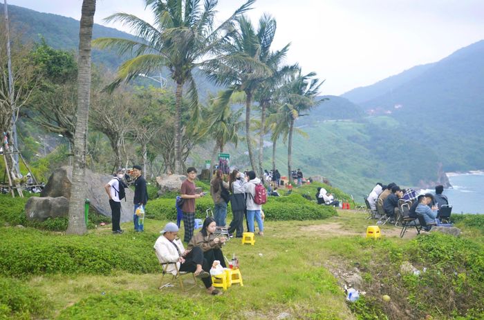 Từ khoảng 15 giờ, cung đường này thu hút hàng trăm bạn trẻ và du khách đổ về ngắm cảnh, quay video, chụp ảnh. 