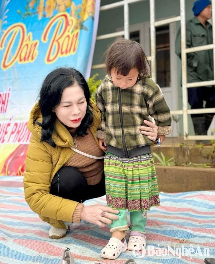 Cử nhân Điều dưỡng Đồng Thị Khánh Hòa tặng quà cho các em nhỏ xã Tri Lễ (huyện Quế Phong). Ảnh: NVCC