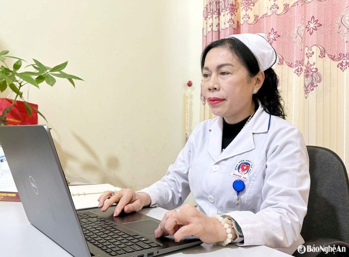 Cử nhân Điều dưỡng Đồng Thị Khánh Hòa được đánh giá là người tâm huyết với công tác chuyên môn. Ảnh: Công Khang