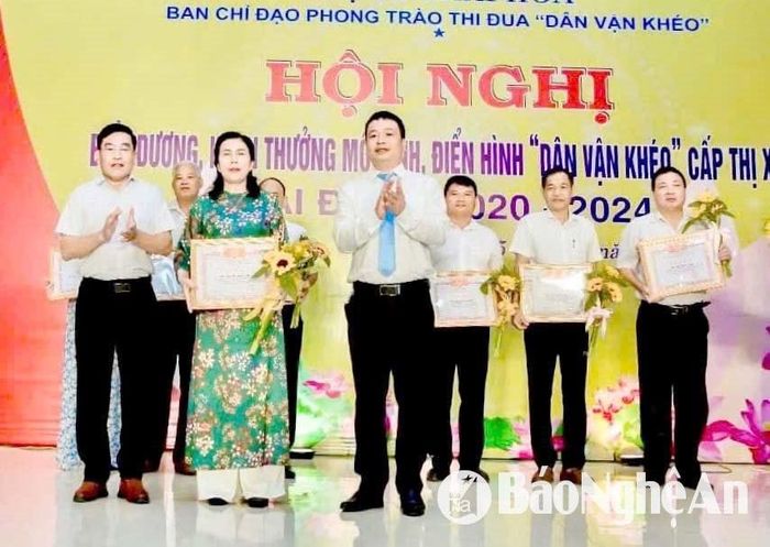 Cử nhân Điều dưỡng Đồng Thị Khánh Hòa (thứ 2, trái sang) được nhận nhiều danh hiệu cao quý. Ảnh: NVCC