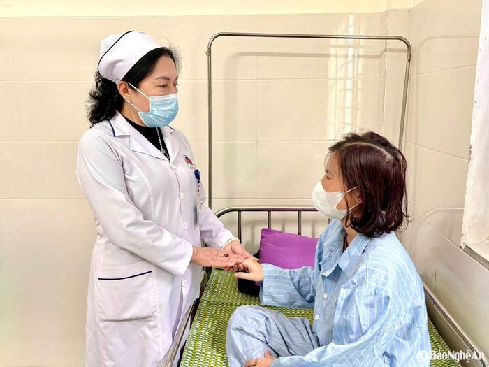 Cử nhân Điều dưỡng Đồng Thị Khánh Hòa ân cần thăm hỏi bệnh nhân. Ảnh: Công Khang