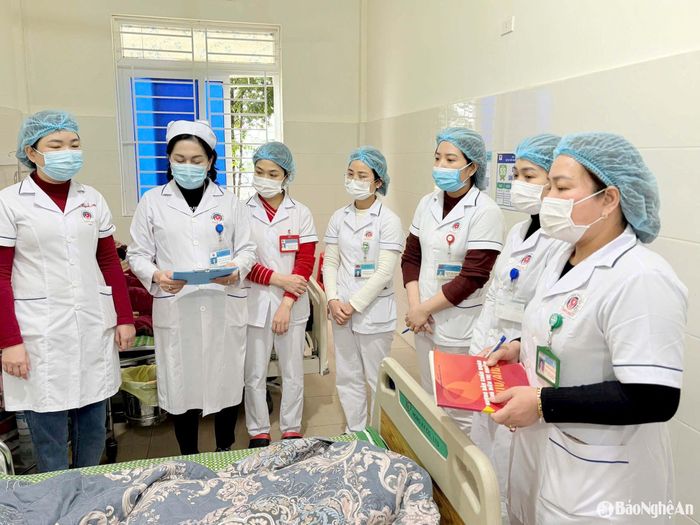 Cử nhân Điều dưỡng Đồng Thị Khánh Hòa (thứ 2, trái sang) trao đổi chuyên môn với đồng nghiệp. Ảnh: Công Khang