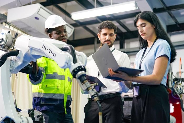 Khi có vấn đề mới hoặc công nghệ mới xuất hiện thì sẽ tạo ra việc làm mới. Ảnh: Internet.