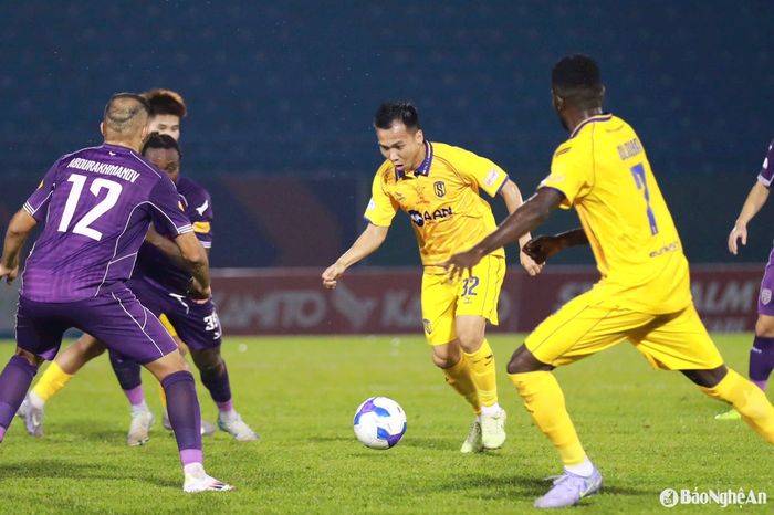 Khắc Ngọc ghi bàn thắng cho SLNA. Ảnh: Chung Lê