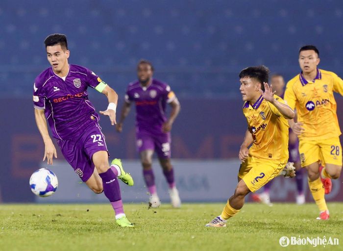Tiến Linh thi đấu với phong độ cao, khiến hàng thủ SLNA gặp nhiều khó khăn. Ảnh: Hải Hoàng