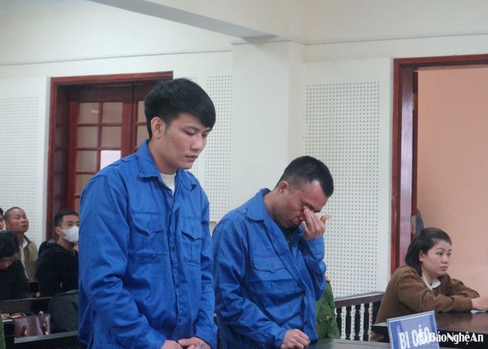 Bị cáo Chắt (phải) bật khóc thể hiện sự ăn năn, hối lỗi. Ảnh: Trần Vũ