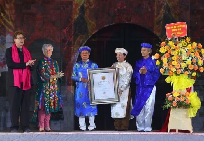 Ông Saad al-Qaddumi, Chủ tịch Hội đồng Thủ công Thế giới trao chứng nhận Làng nghề gốm sứ Bát Tràng là thành viên Mạng lưới các thành phố Thủ công sáng tạo thế giới.