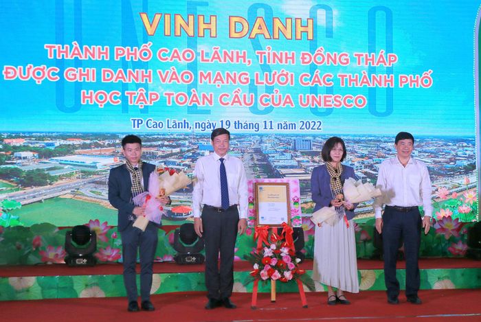 Bà Miki Nozawa, Trưởng Ban Giáo dục của Văn phòng UNESCO tại Hà Nội trao Giấy chứng nhận thành phố Cao Lãnh là thành viên Mạng lưới các thành phố học tập toàn cầu cho đại diện lãnh đạo thành phố Cao Lãnh.