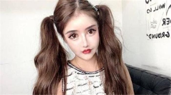 Ngoại hình hiện tại của Zhou Chuna khiến cả cha mẹ cô cũng khó nhận ra. (Ảnh tổng hợp)