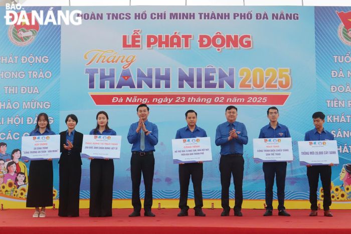Thành đoàn công bố 11 chỉ tiêu và trao tặng các công trình thanh niên. Ảnh: KHÁNH NGÂN